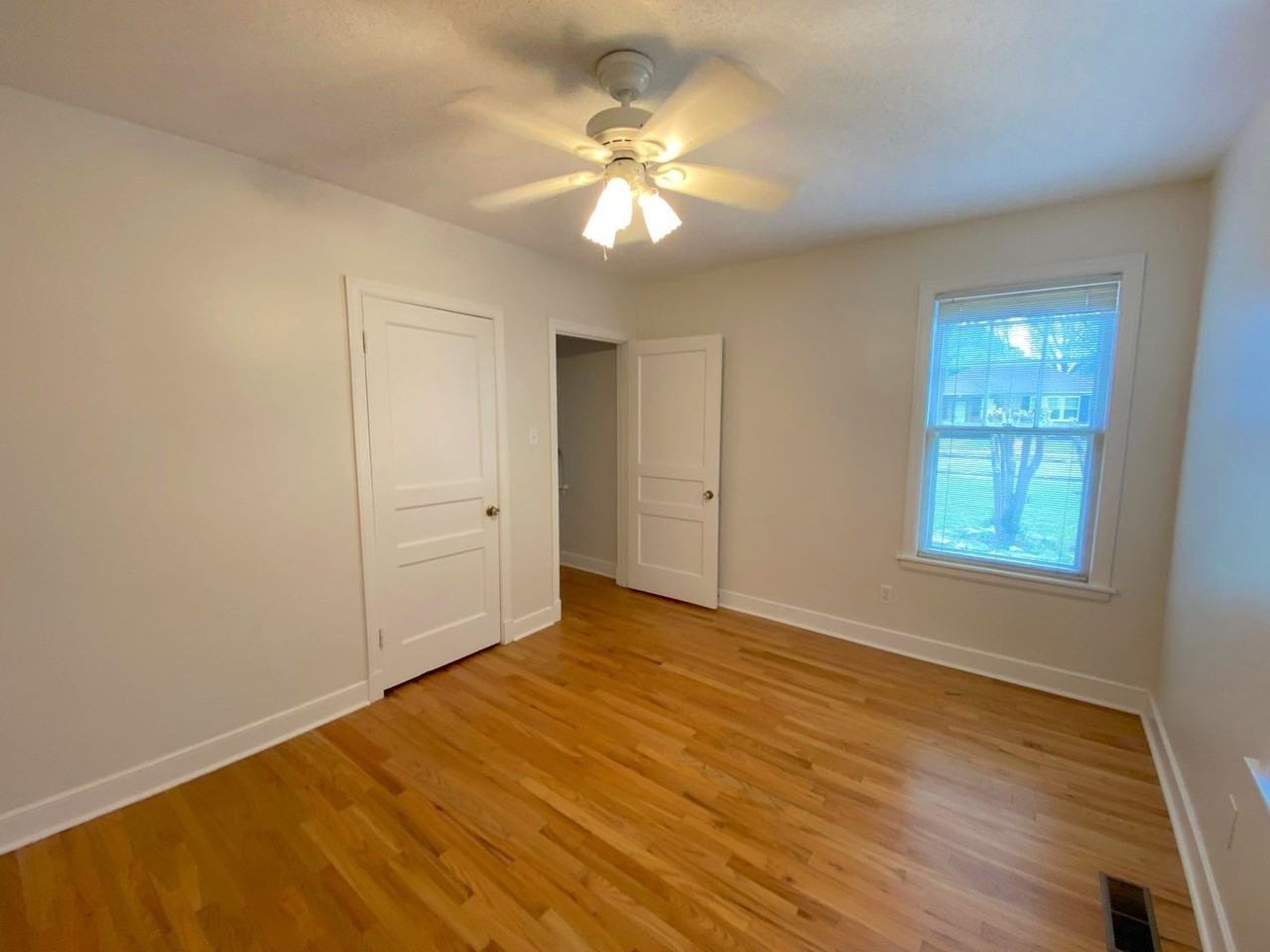 3640 Shirlwood Ave - Photo 4 of 10