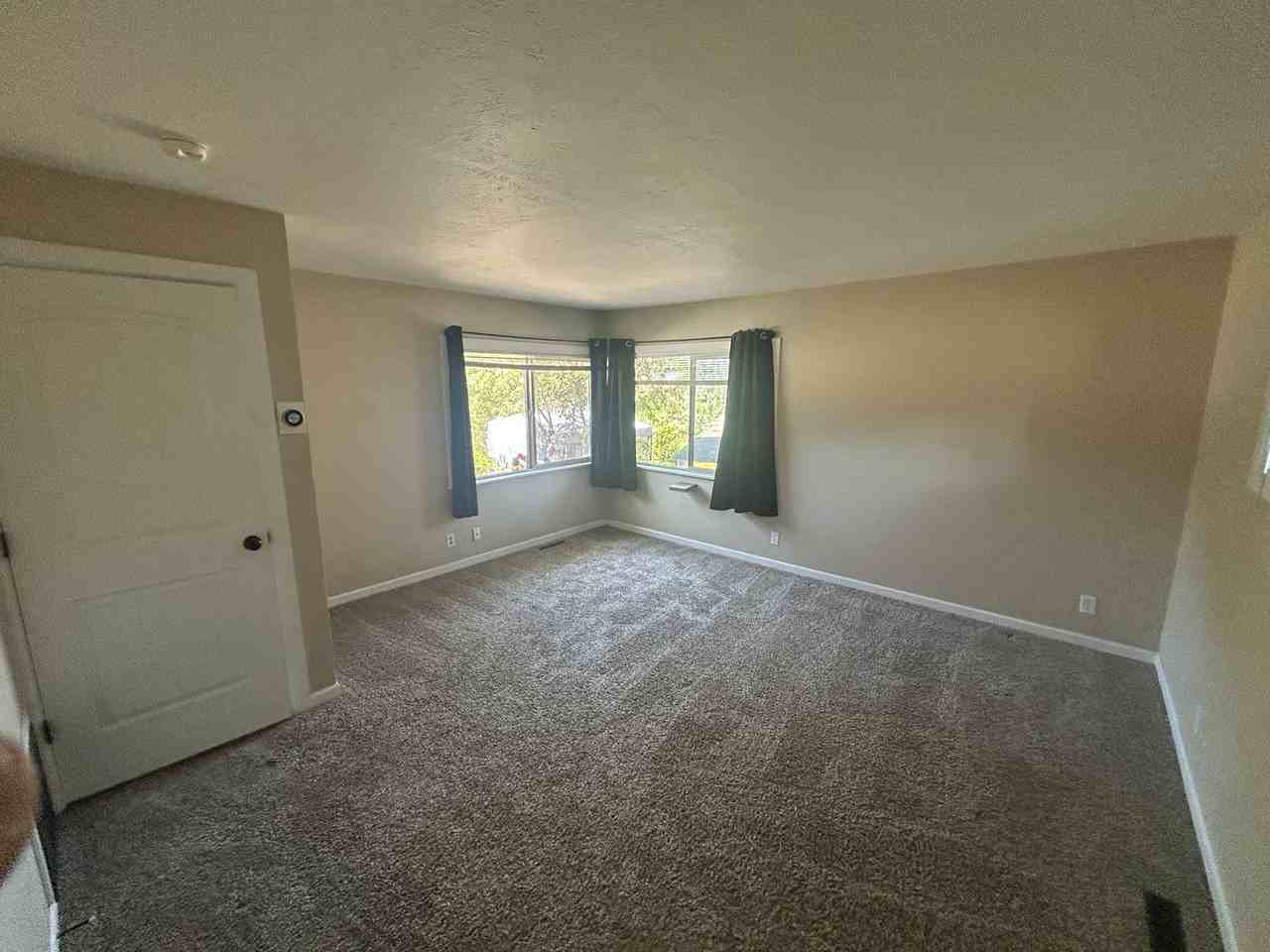 7212 S 127th St - Photo 6 of 23