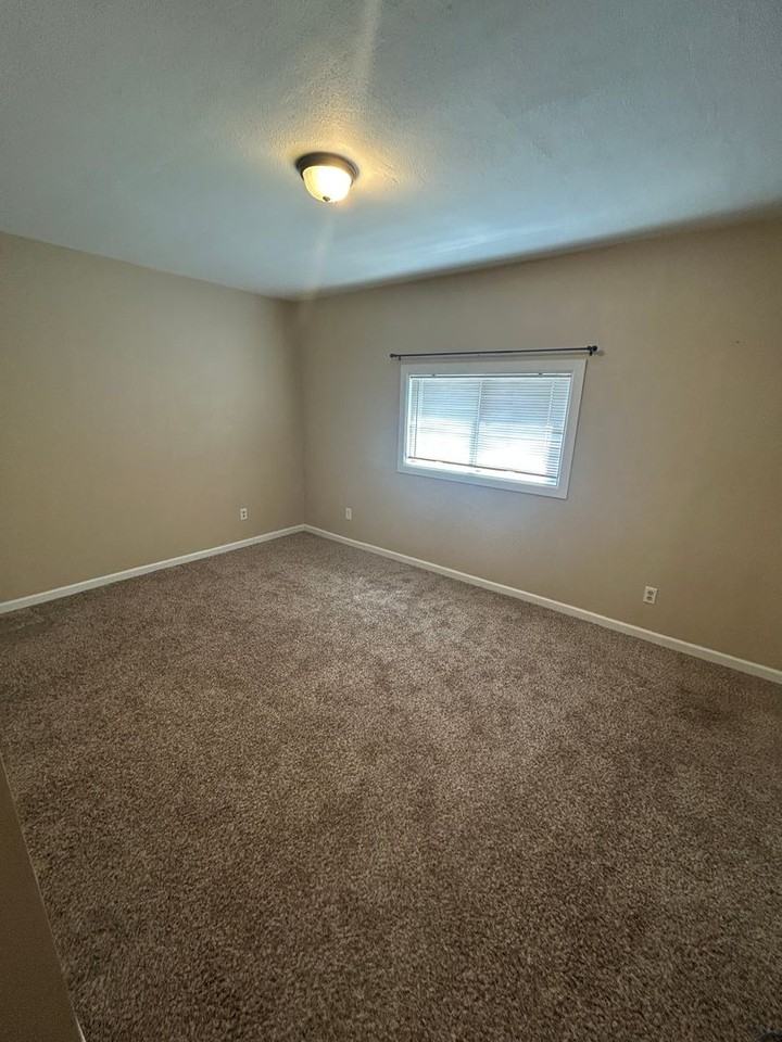 7212 S 127th St - Photo 7 of 23