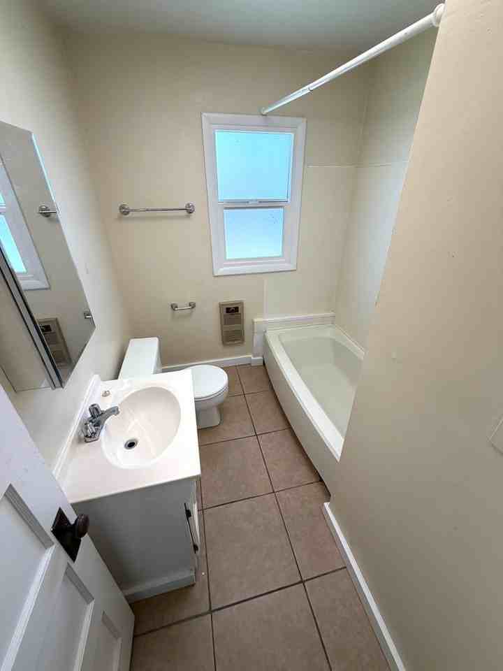 1902 N Harris St - Photo 4 of 6
