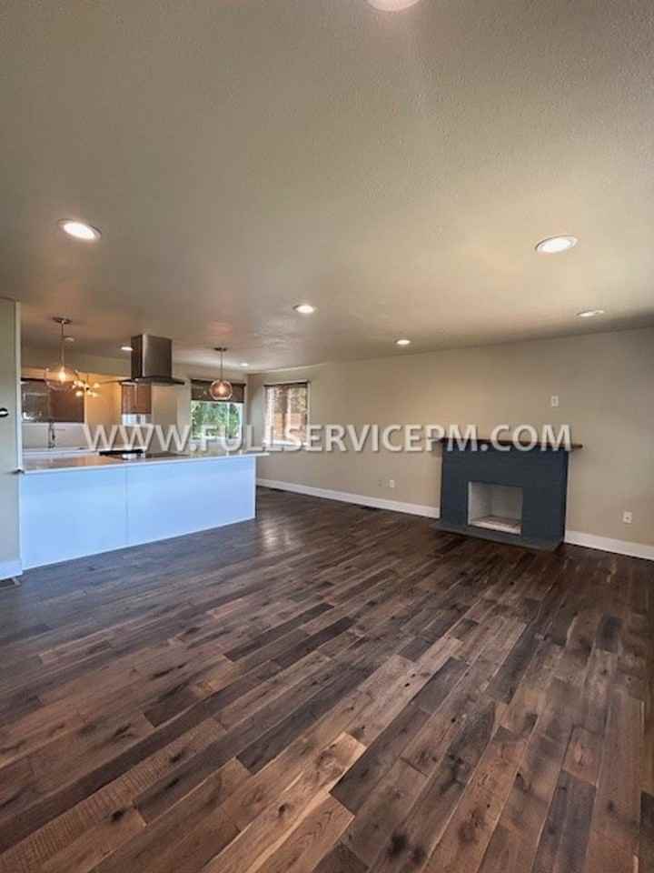 7412 Military Rd S - Photo 4 of 43