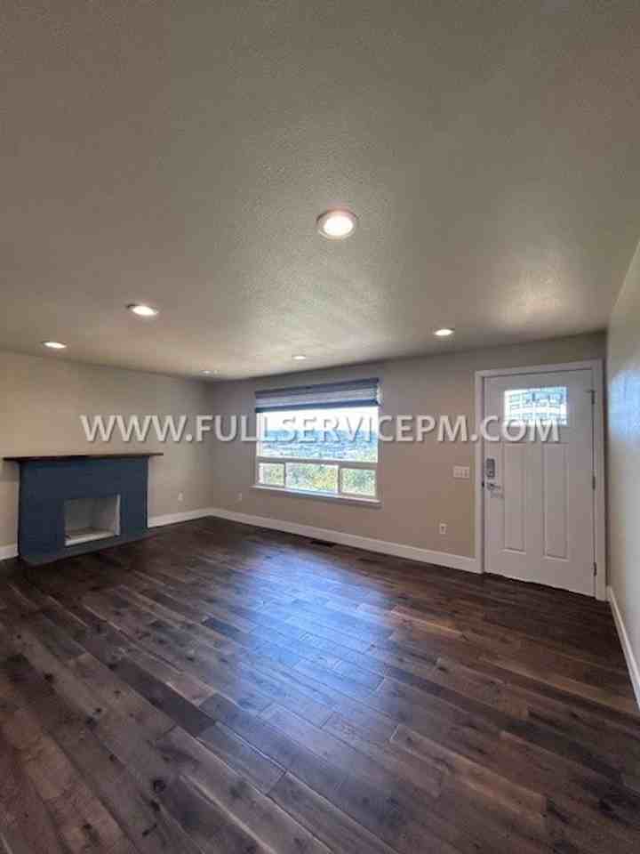 7412 Military Rd S - Photo 5 of 43