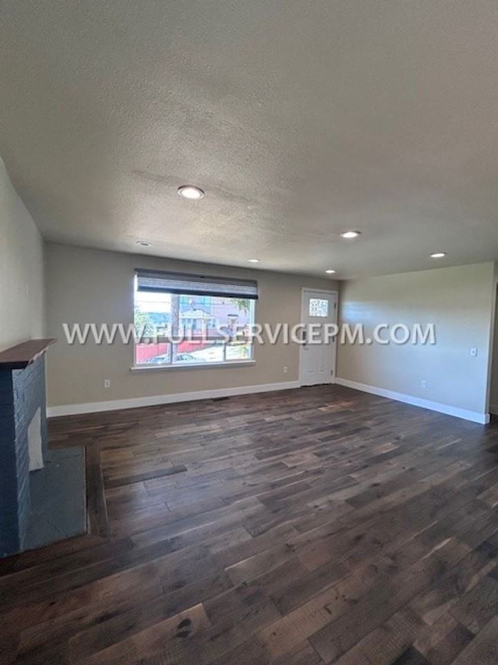 7412 Military Rd S - Photo 6 of 43