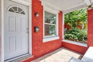 featured image of 21 N Summit St