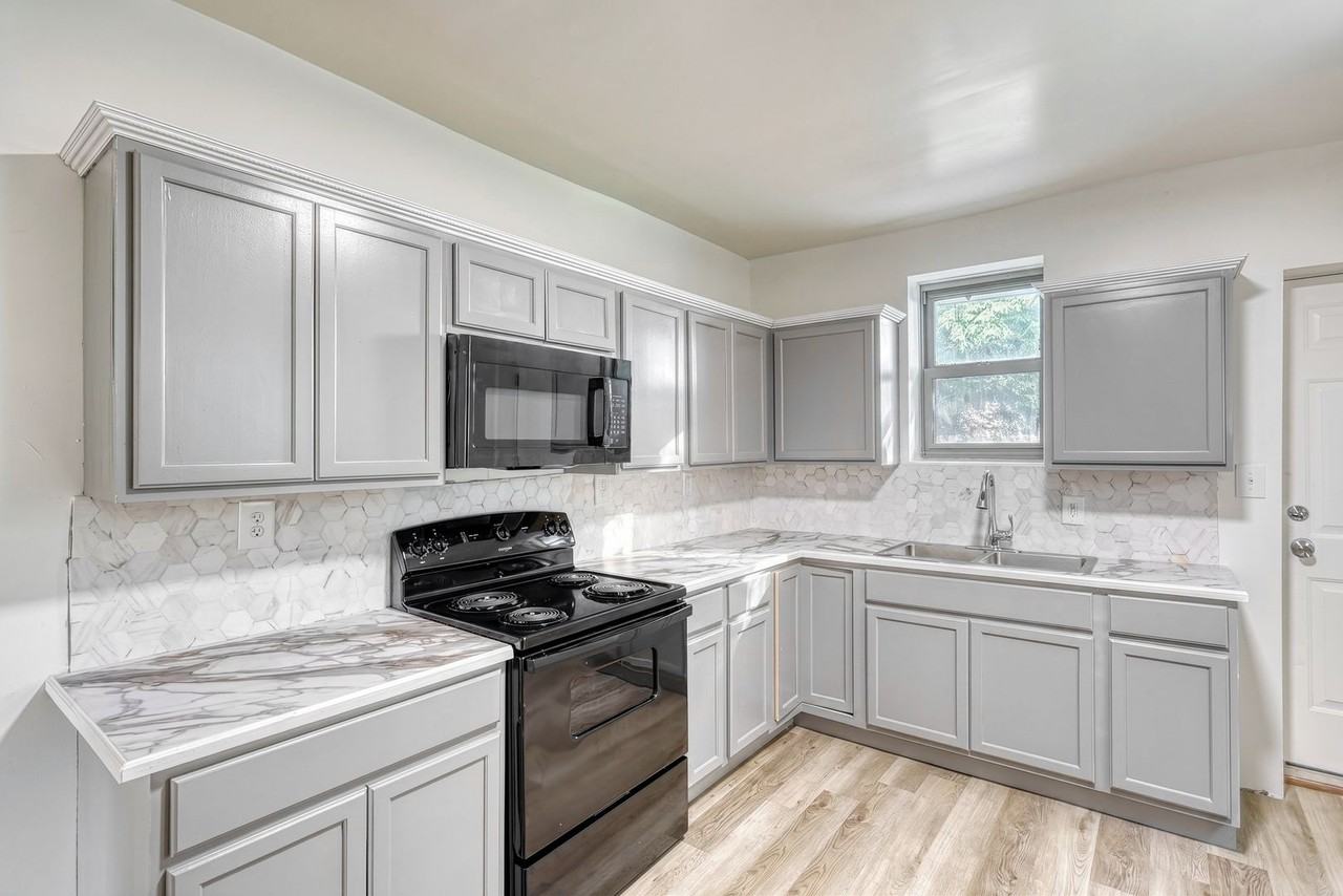 21 N Summit St - Photo 2 of 15
