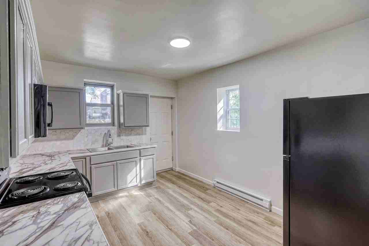 21 N Summit St - Photo 4 of 15