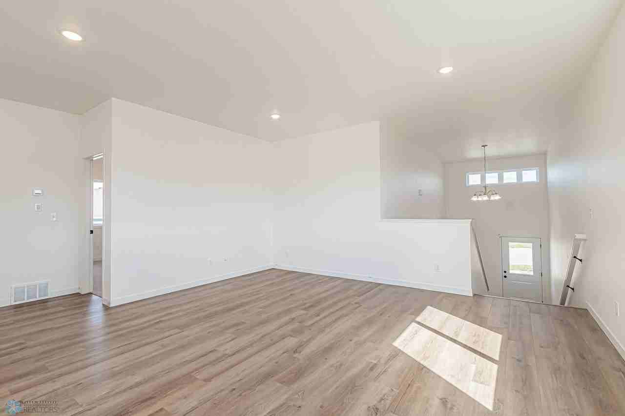 1615 5th Ave Ne - Photo 5 of 37