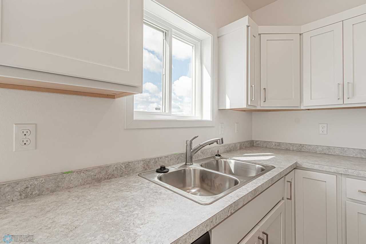 1615 5th Ave Ne - Photo 6 of 37