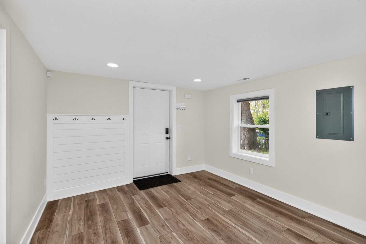4076 Indianola Ave - Photo 5 of 28