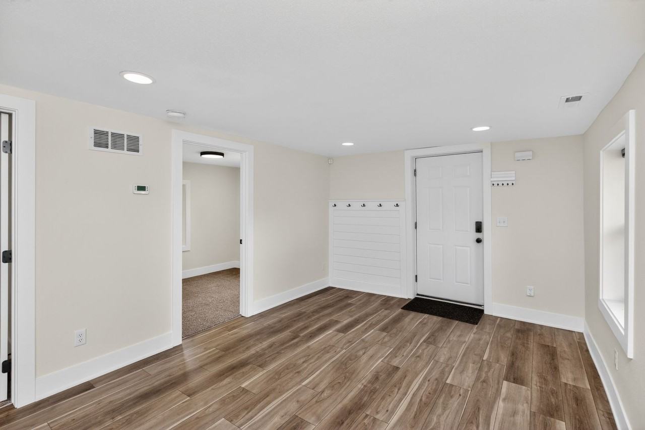 4076 Indianola Ave - Photo 6 of 28