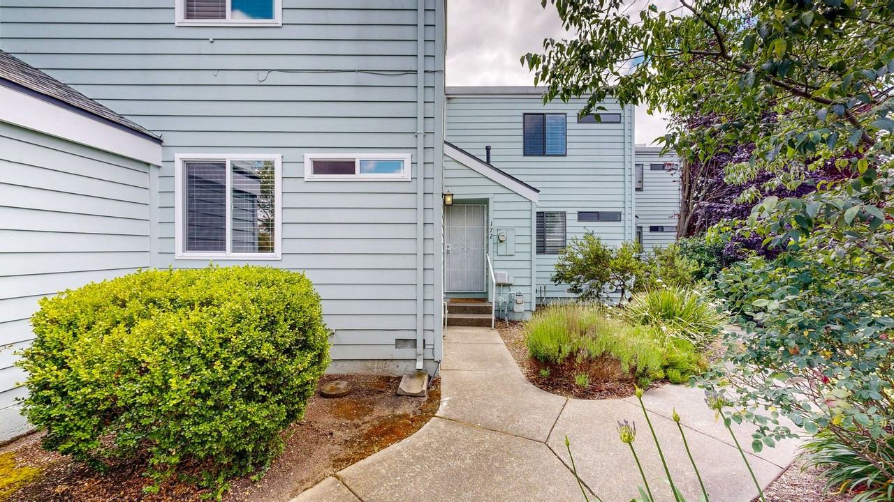 172 Courtyards E - Photo 2 of 40