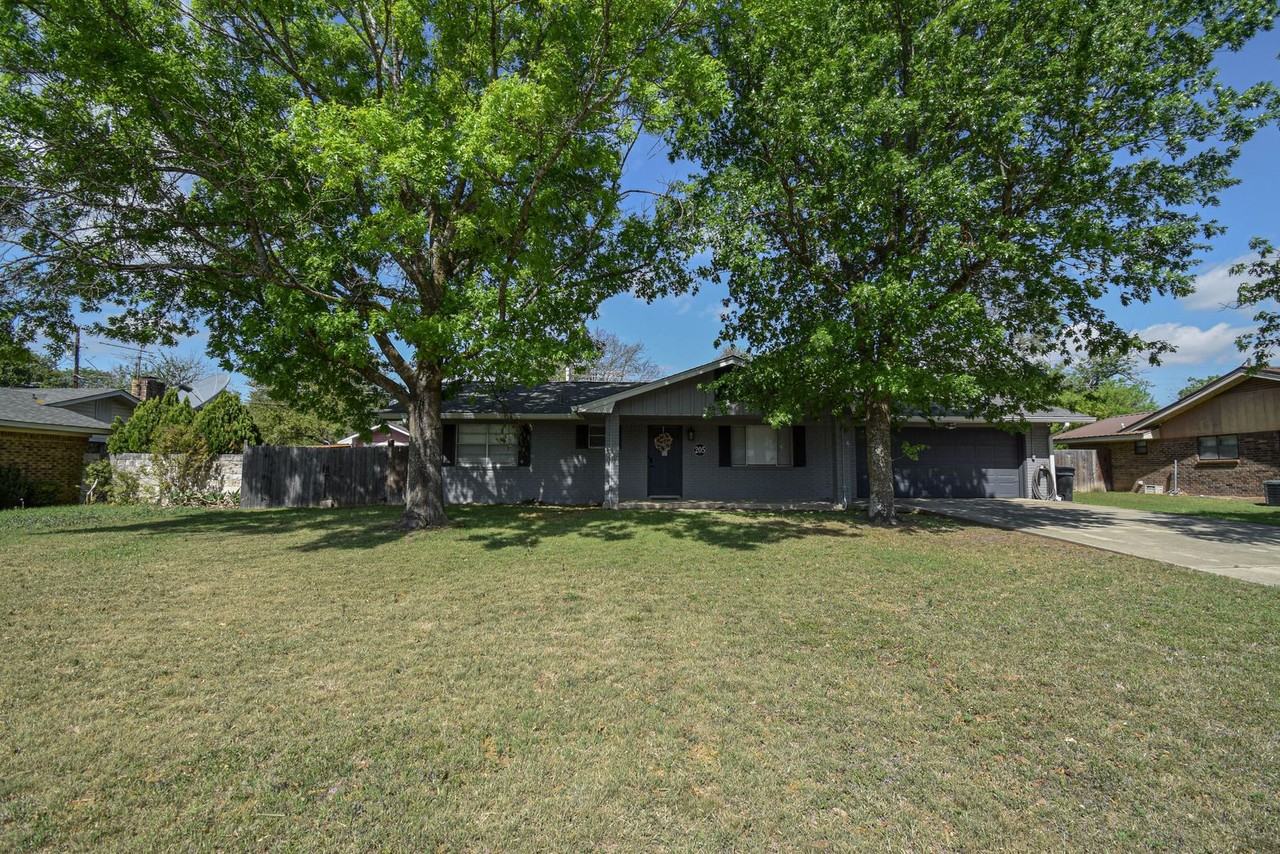 205 Tanglewood Rd - Photo 2 of 39