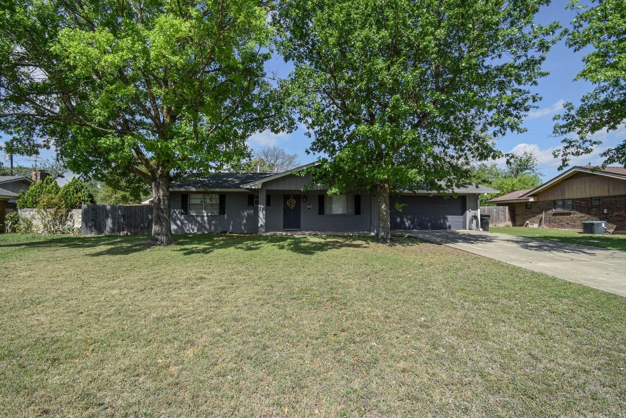205 Tanglewood Rd - Photo 3 of 39
