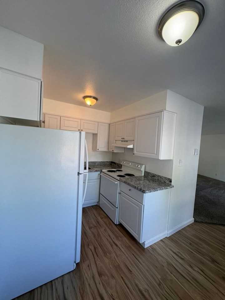 404 Highland Ave - Photo 4 of 10
