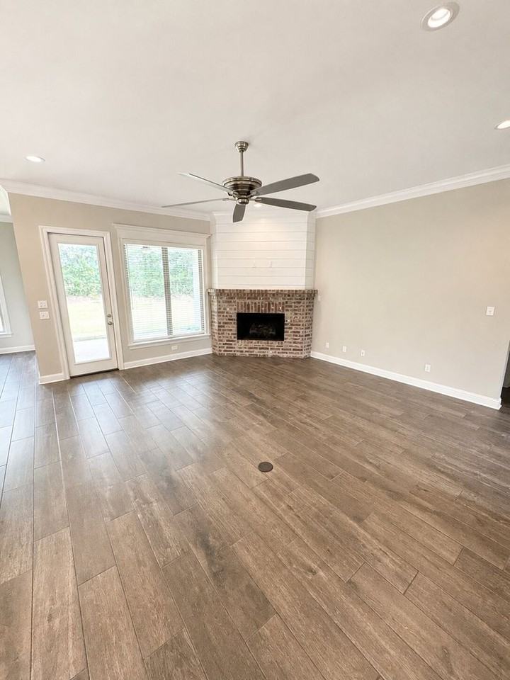 2067 Highpoint Pl - Photo 2 of 10