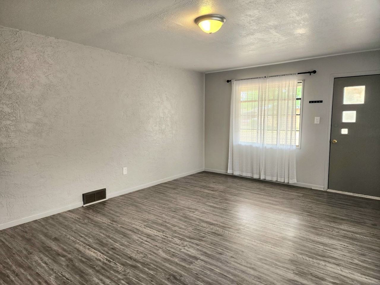 124 New Mexico Dr - Photo 2 of 31