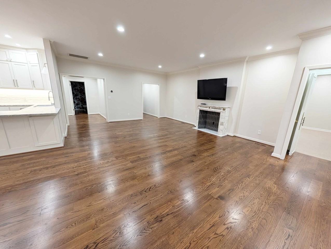 1114 Sherwood Ln - Photo 3 of 20