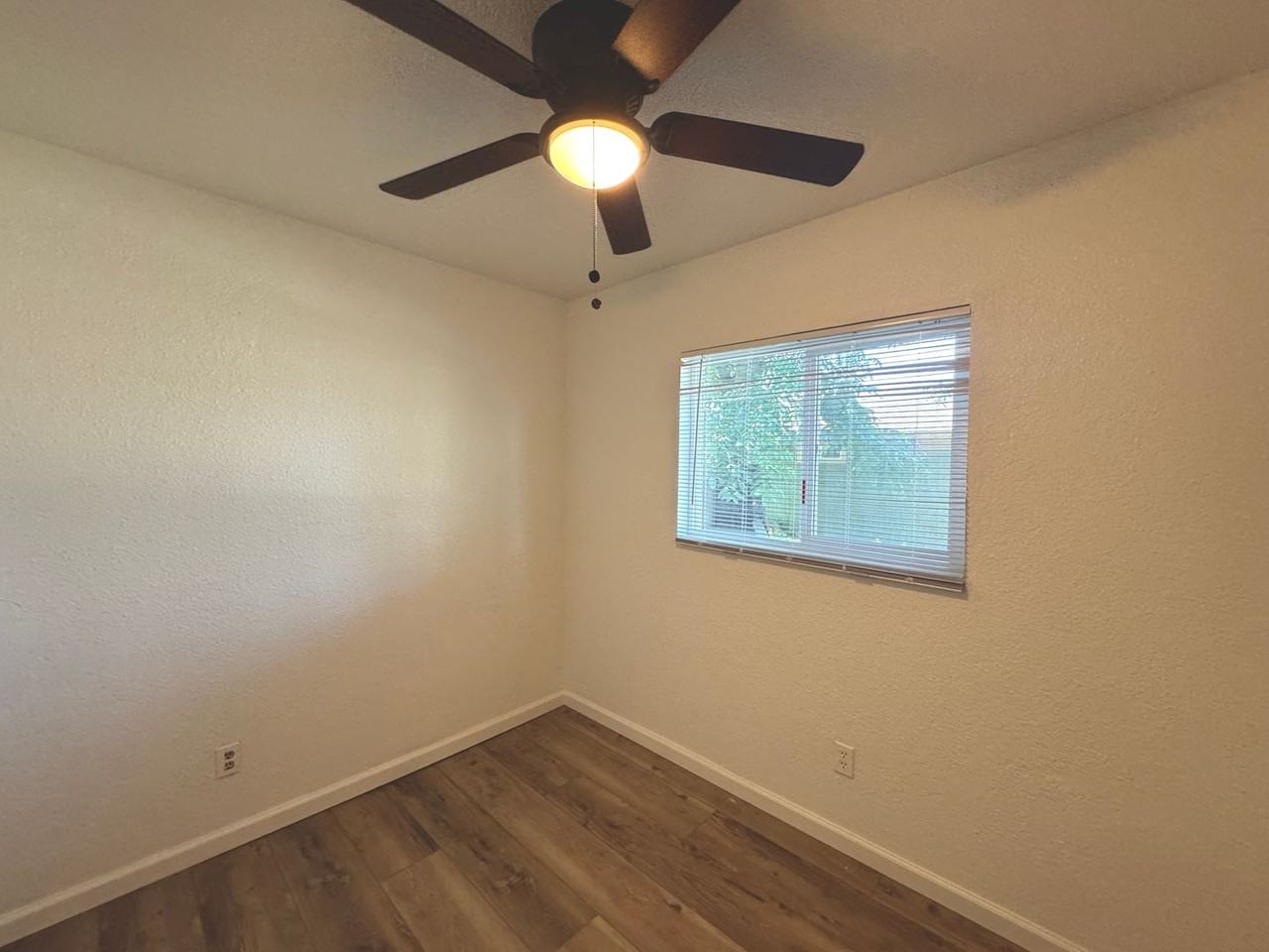 1129 Norton Ave - Photo 4 of 7