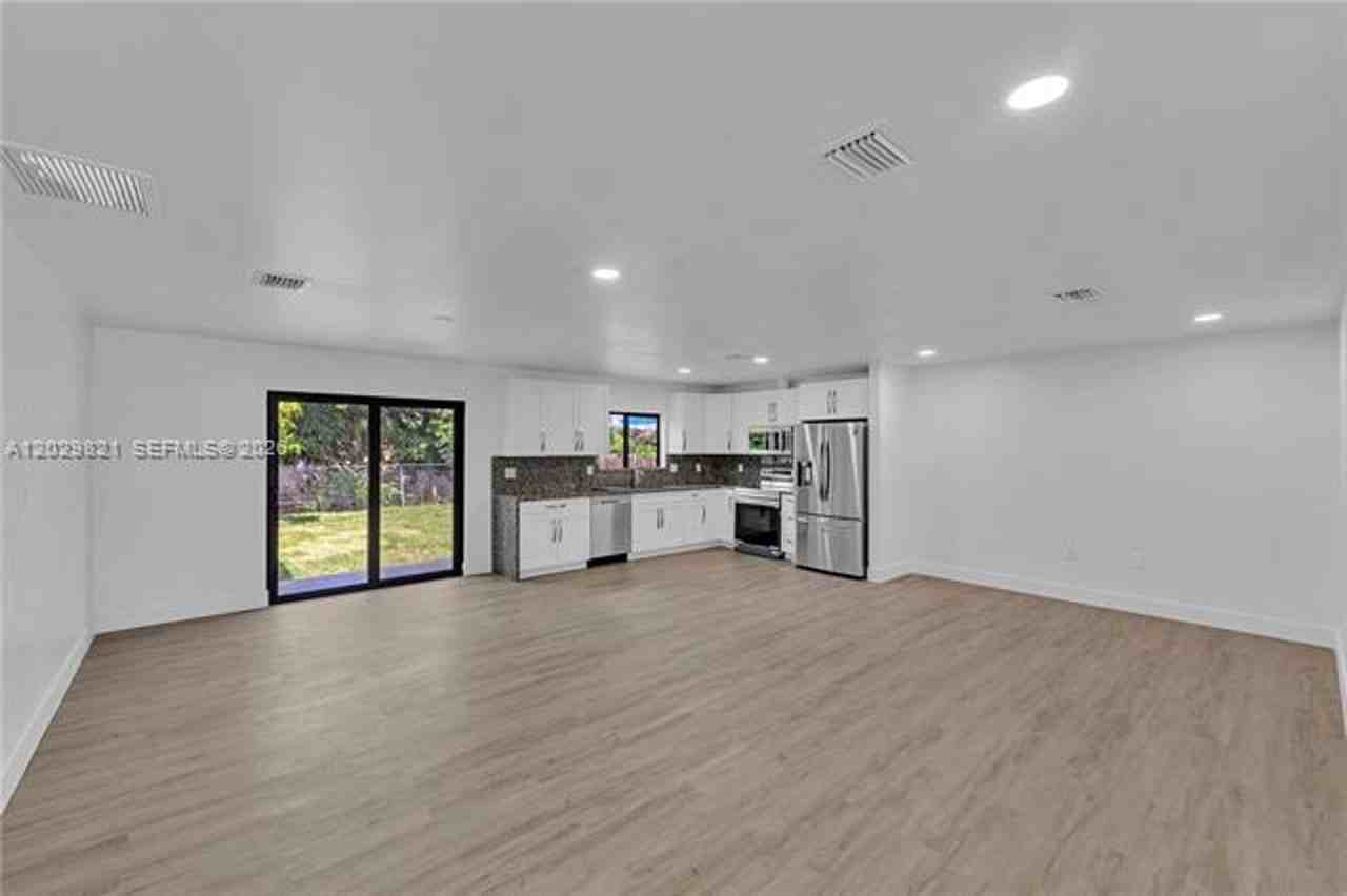 1804 Sw 99th Ter #A - Photo 3 of 10