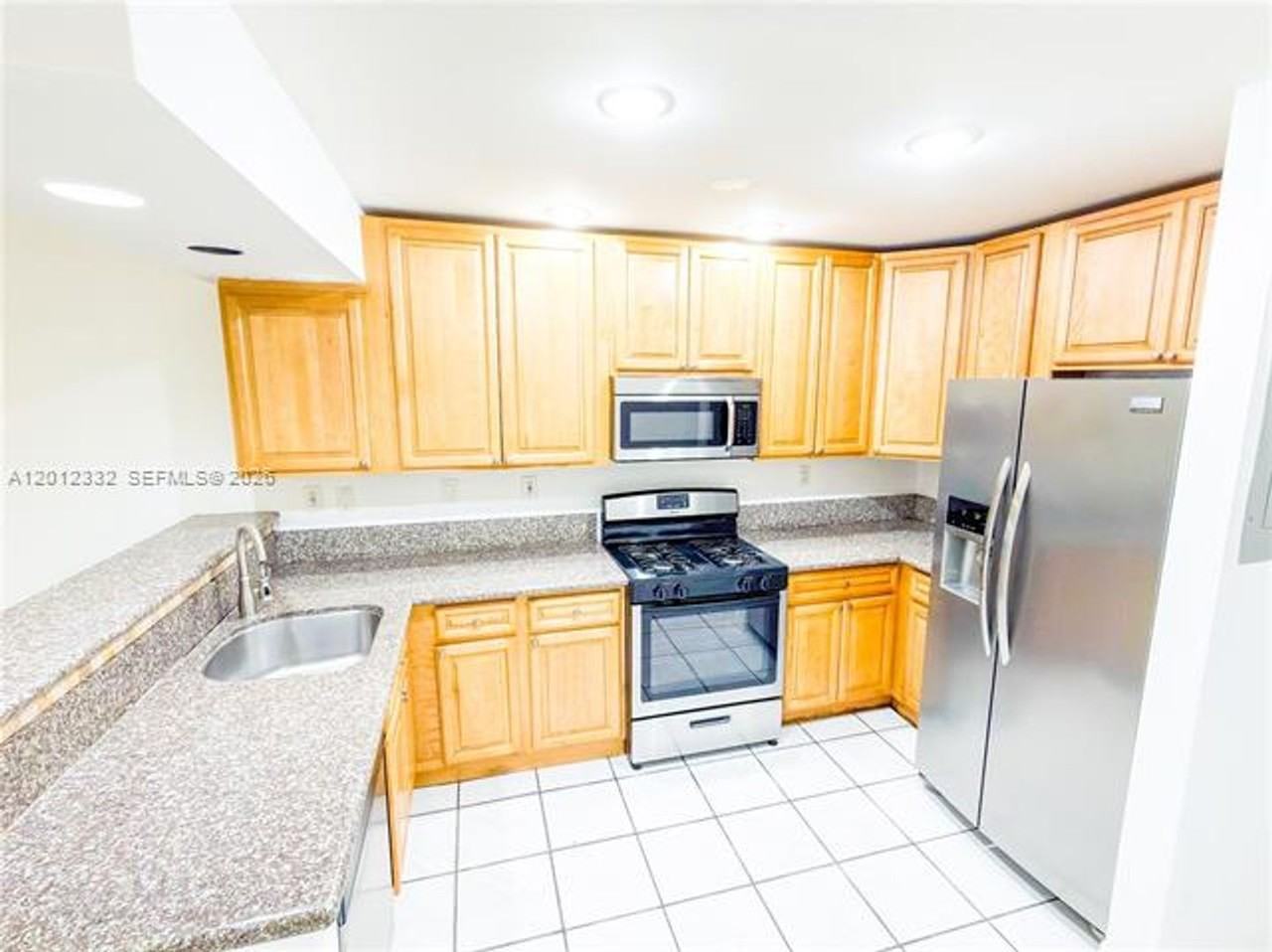 18211 Sw 138th Ct - Photo 2 of 15