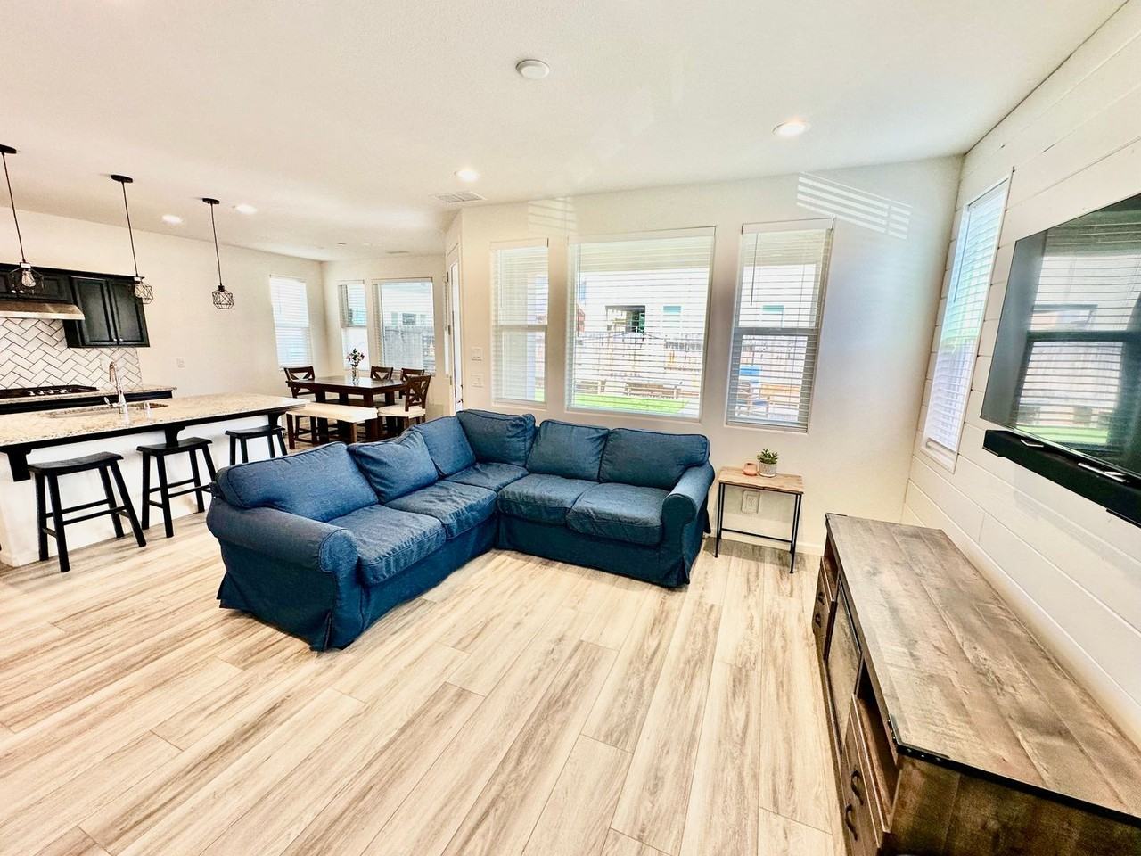 241 Aria Ave S - Photo 3 of 45