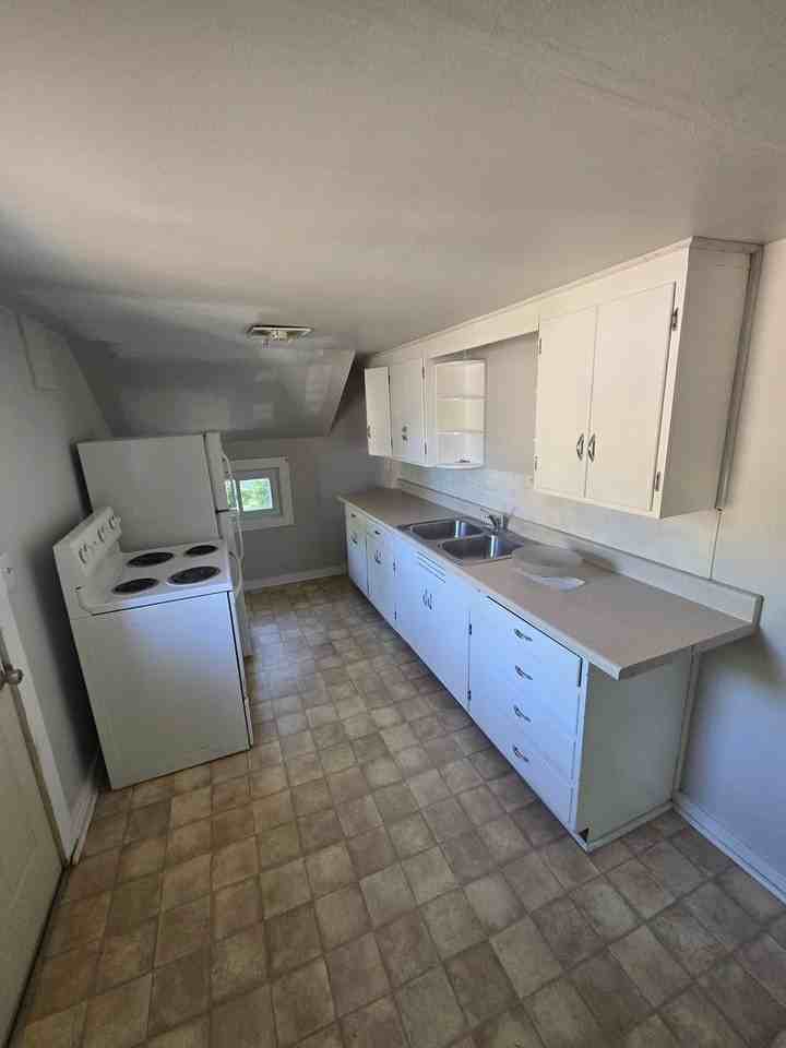 490 490 & 492 McHenry St - Photo 3 of 10