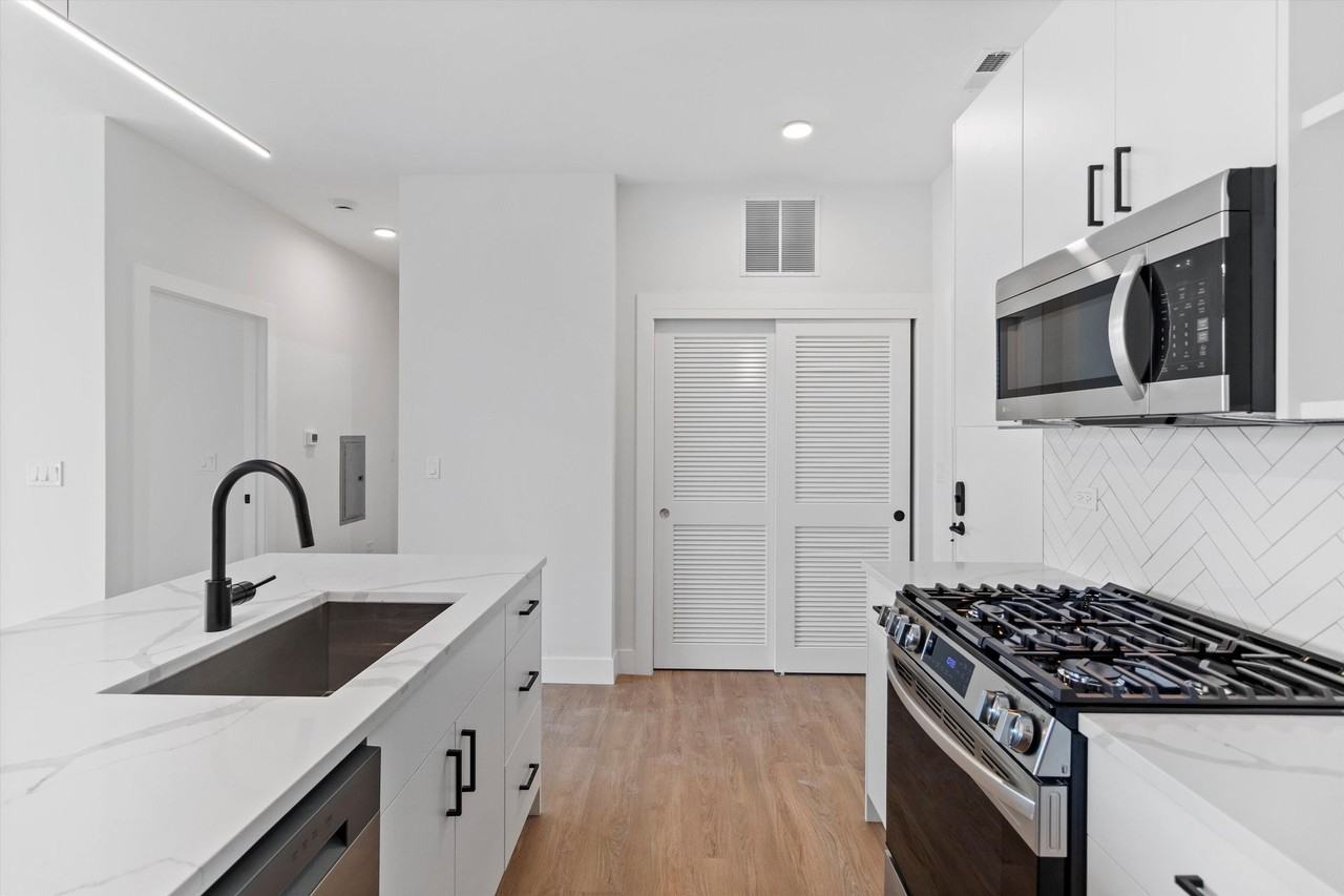 3140 Clybourn - Photo 5 of 44