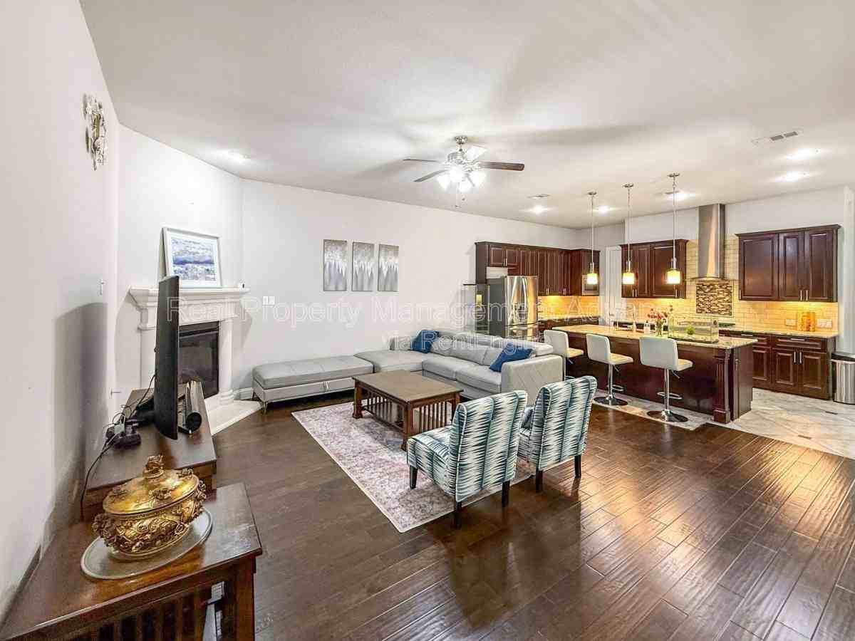 9209 Guadalupe St - Photo 3 of 5