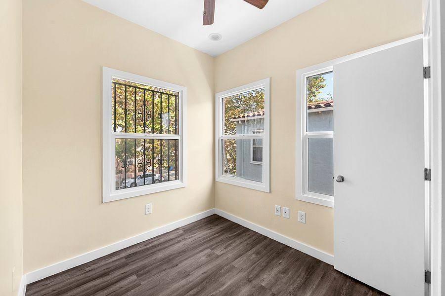 1050 W 57th St #25 - Photo 5 of 6