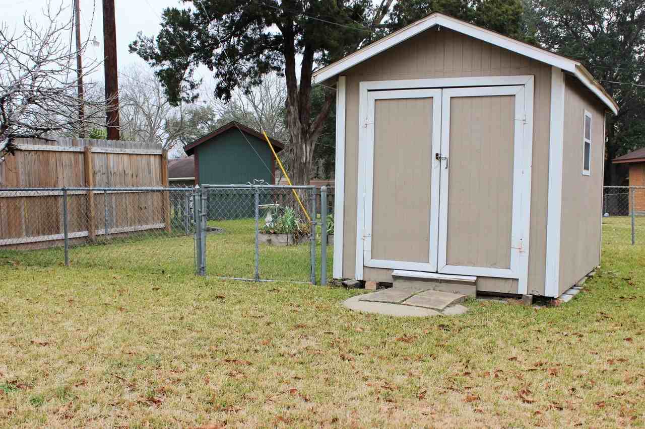 1006 Robinhood Rd #1 - Photo 7 of 22