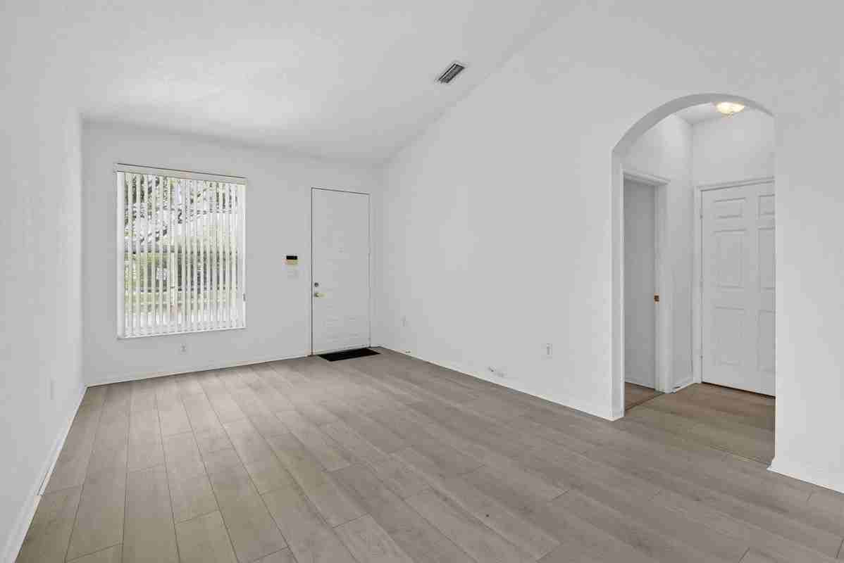 7915 Nw 20th St - Photo 3 of 8