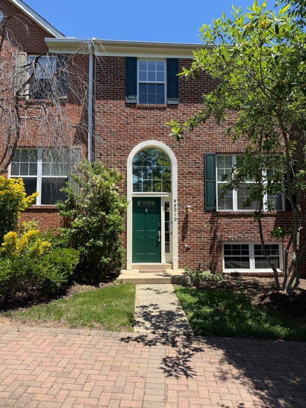 45010 University Dr - Photo 2 of 29