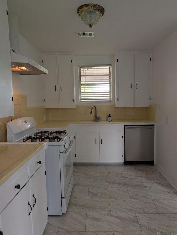 235 Burgin Ave - Photo 4 of 11