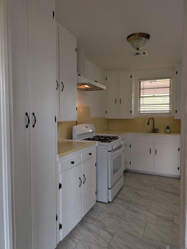 235 Burgin Ave - Photo 5 of 11