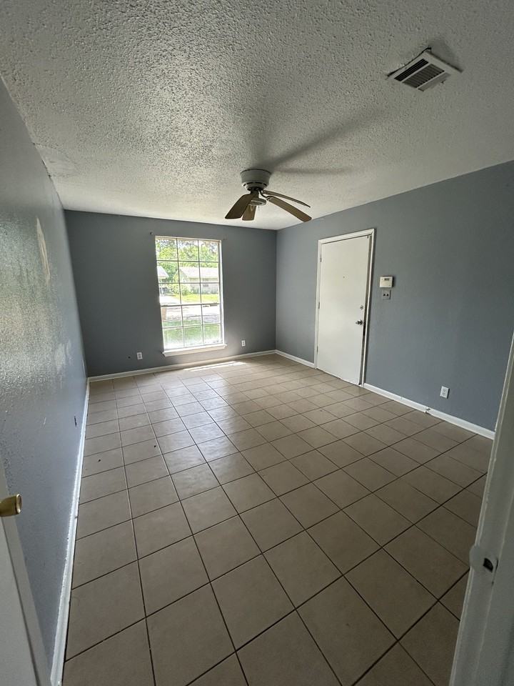 570 Sally Ann Dr - Photo 3 of 9