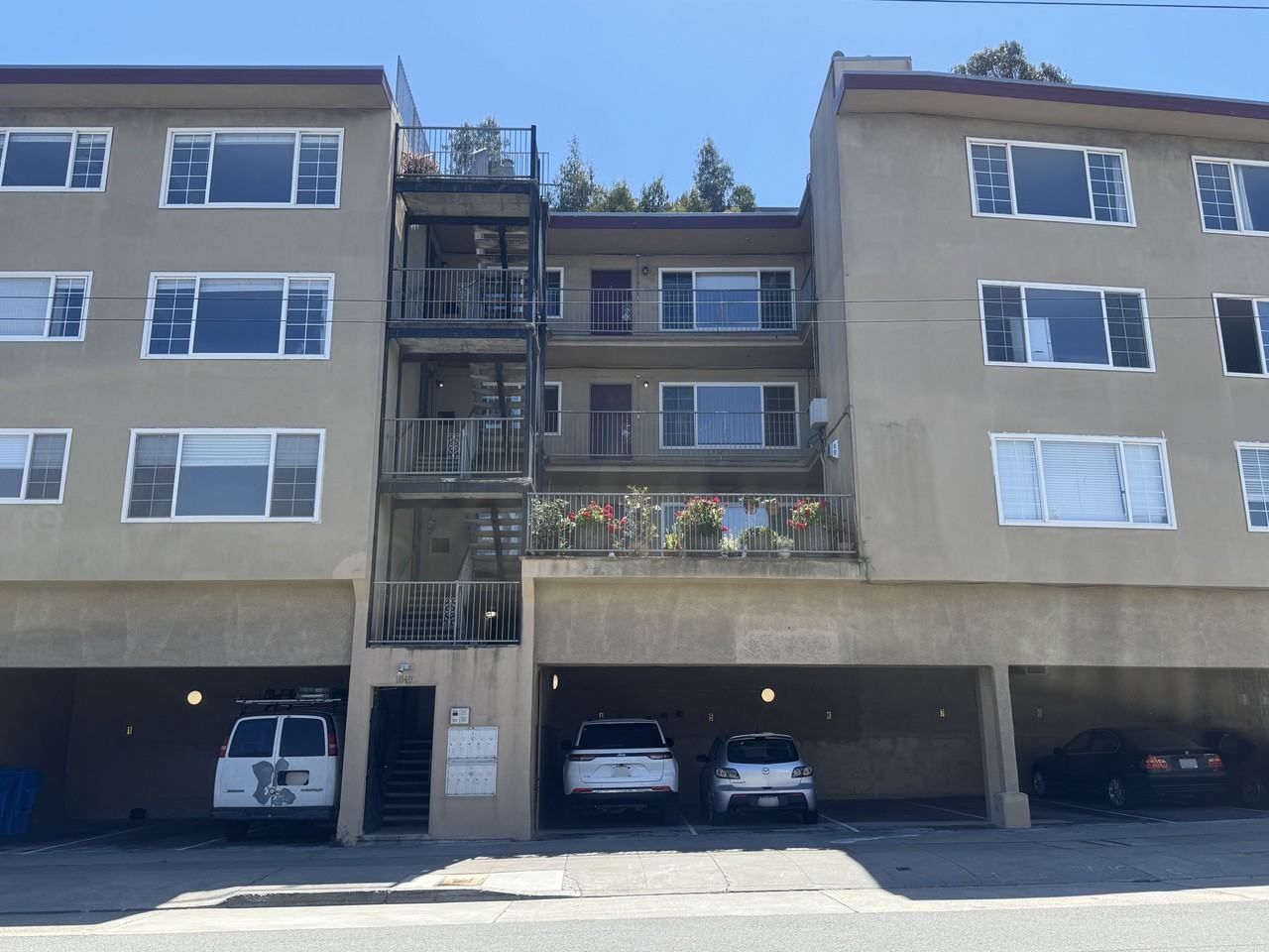 1040 Ashbury Street - Photo 6 of 23