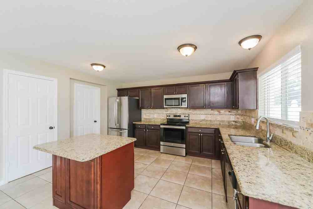 4705 Willoughby St - Photo 7 of 17