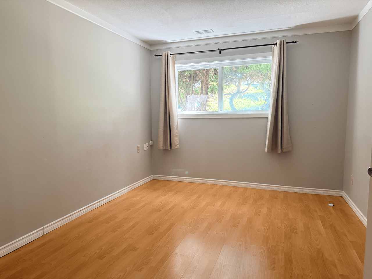 5379 4 Avenue - Photo 6 of 11