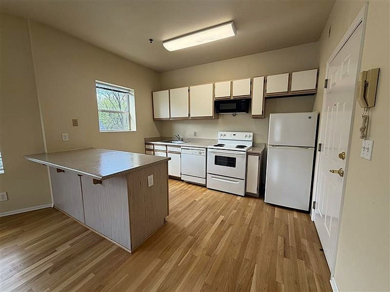 Everett Street Aparments - Photo 5 of 10