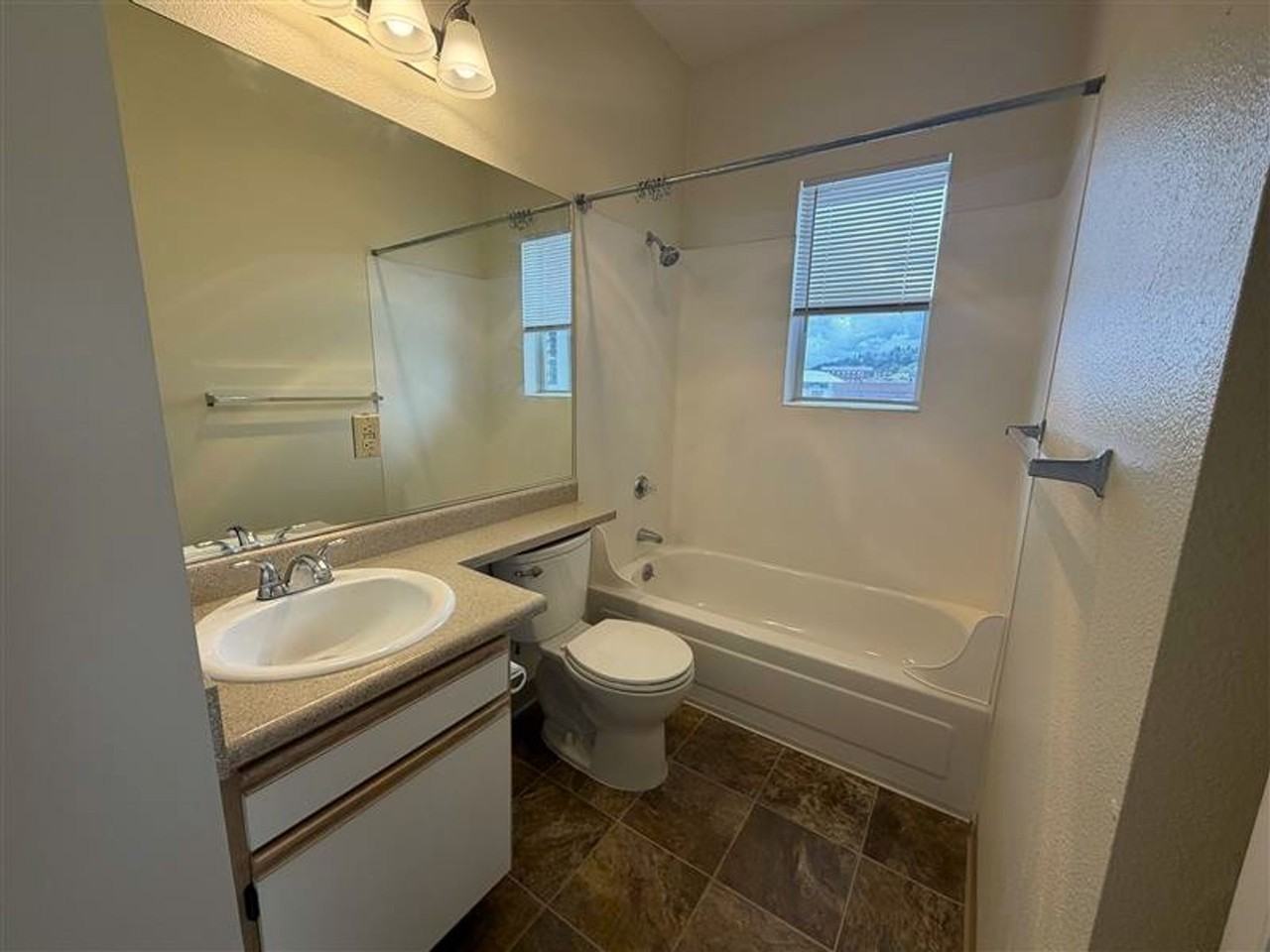 Everett Street Aparments - Photo 6 of 10