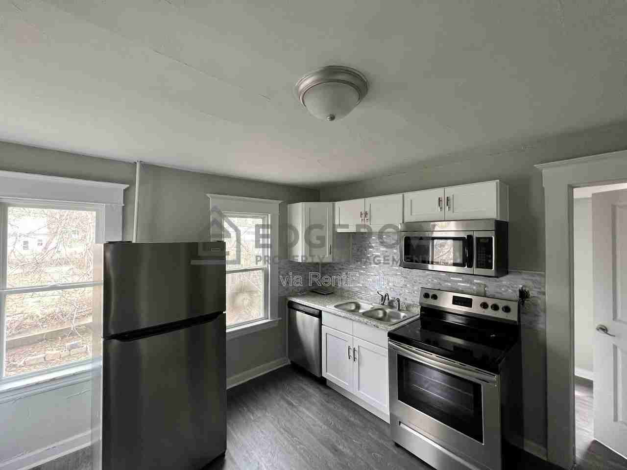 815 Logan St Se #2 - Photo 3 of 14