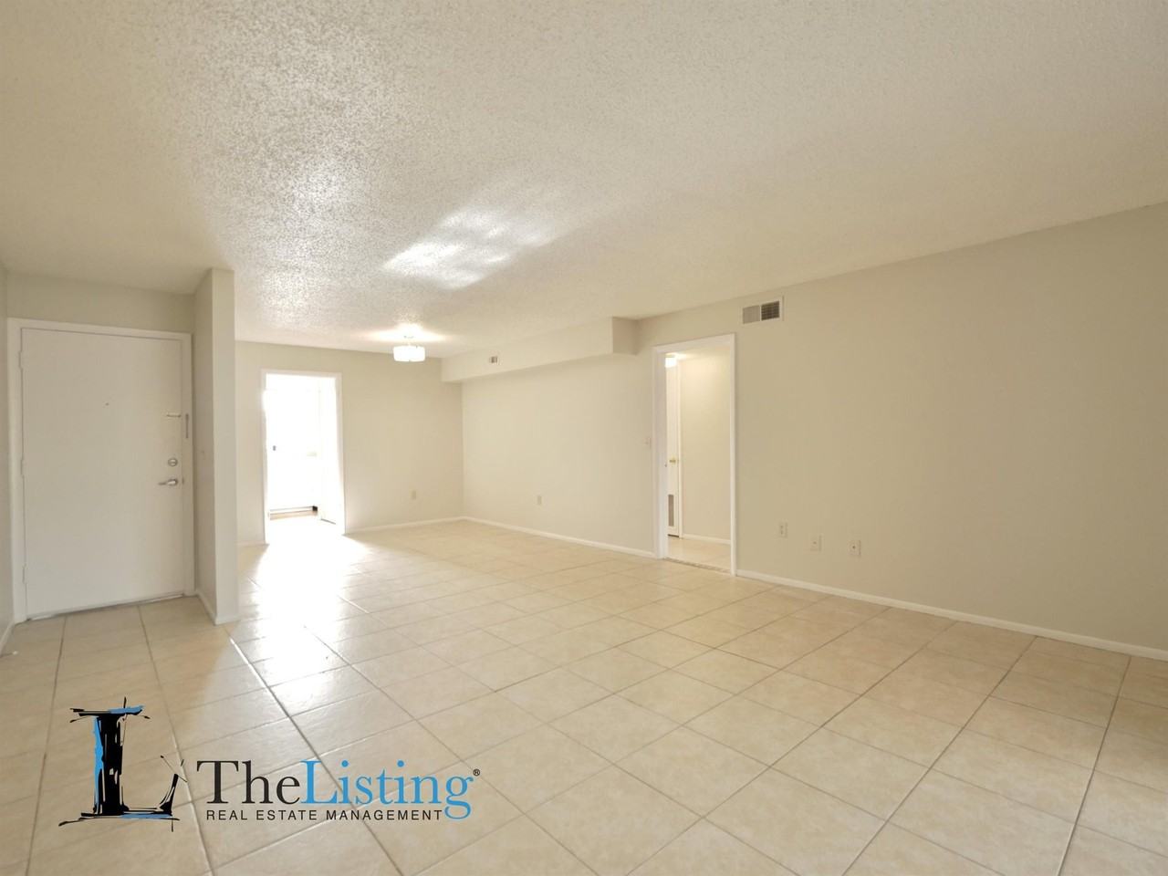 408 Banyon Tree Cir #100 - Photo 4 of 24