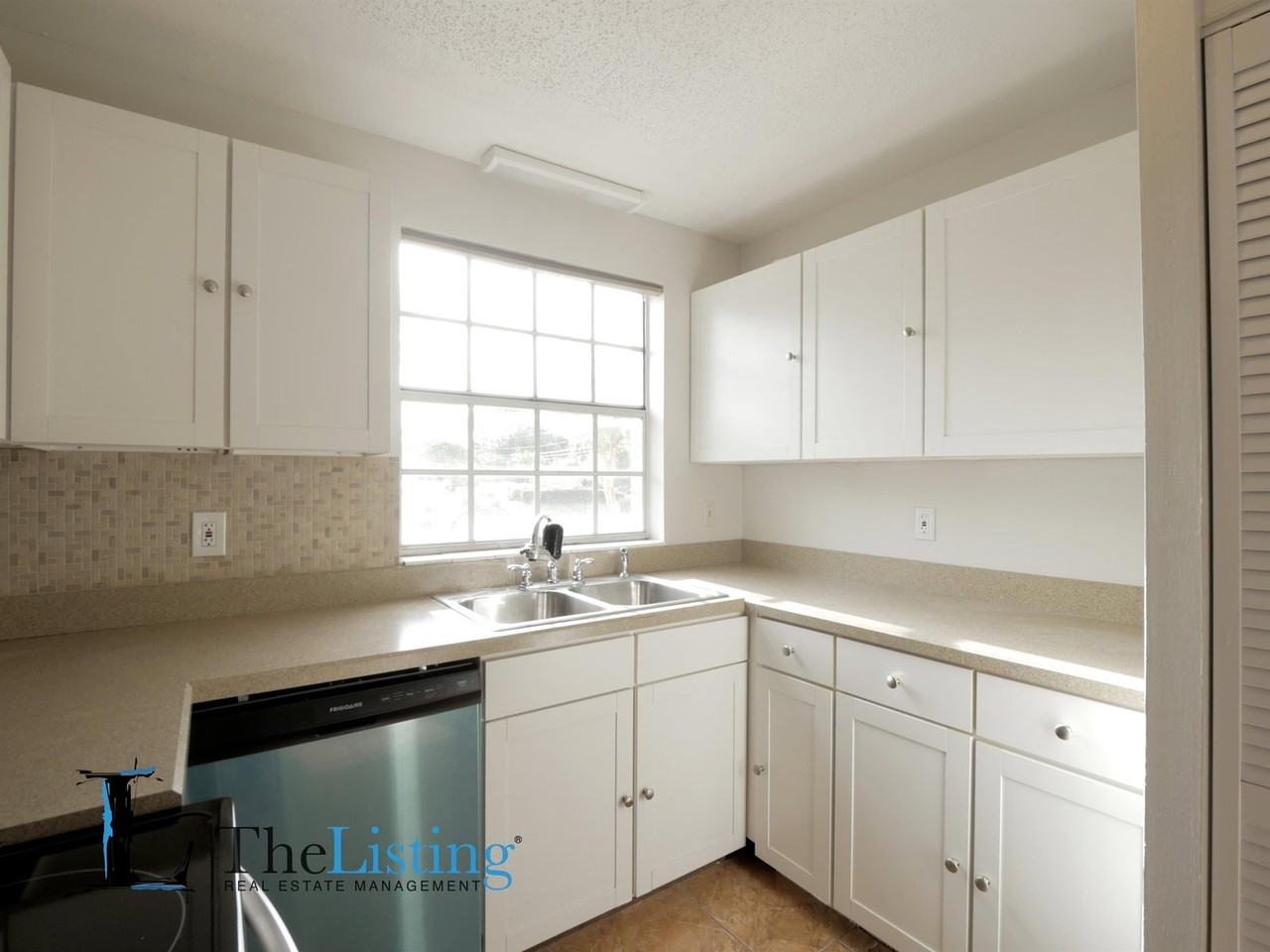 408 Banyon Tree Cir #100 - Photo 7 of 24