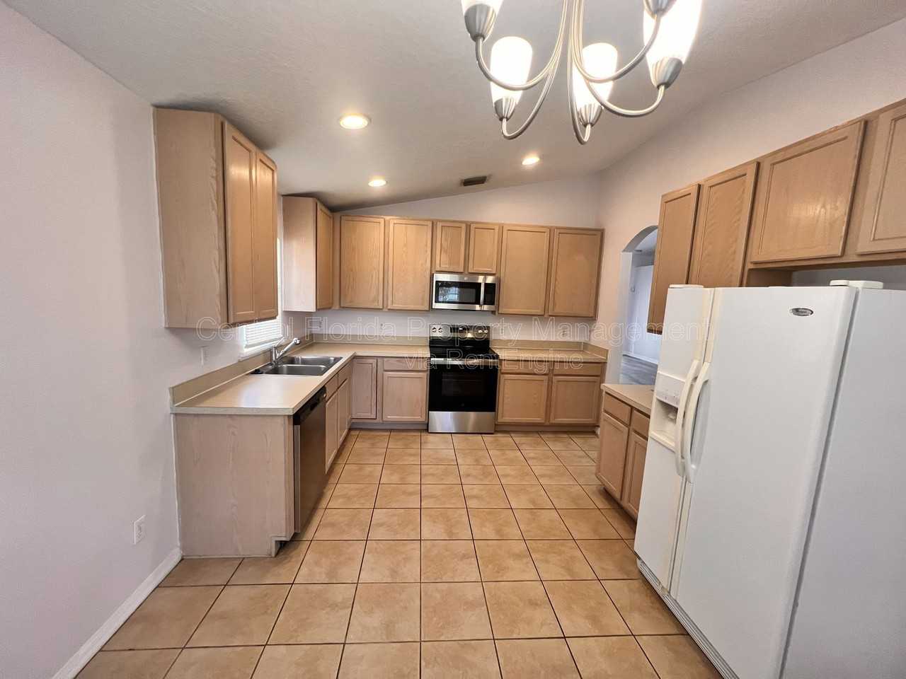 1821 Courtland St - Photo 4 of 15