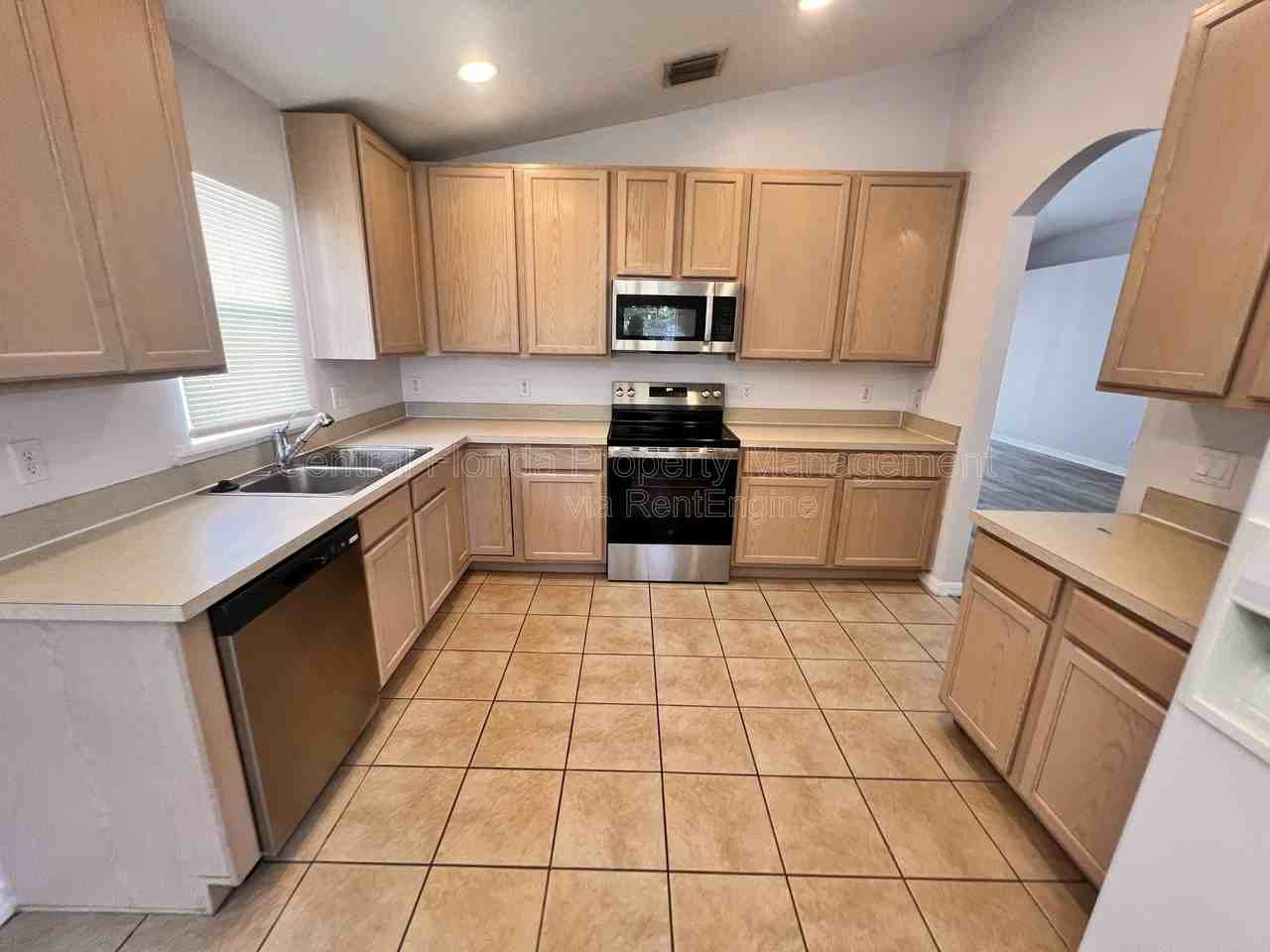 1821 Courtland St - Photo 5 of 15