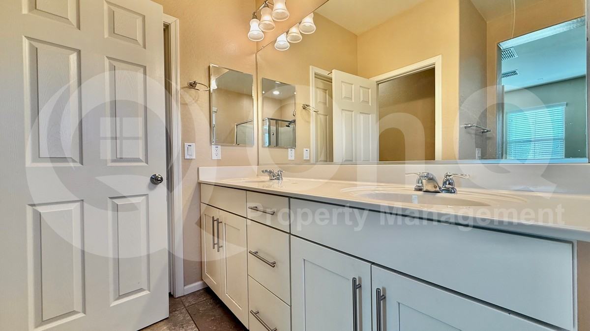 3739 E Trinity Ln - Photo 6 of 22