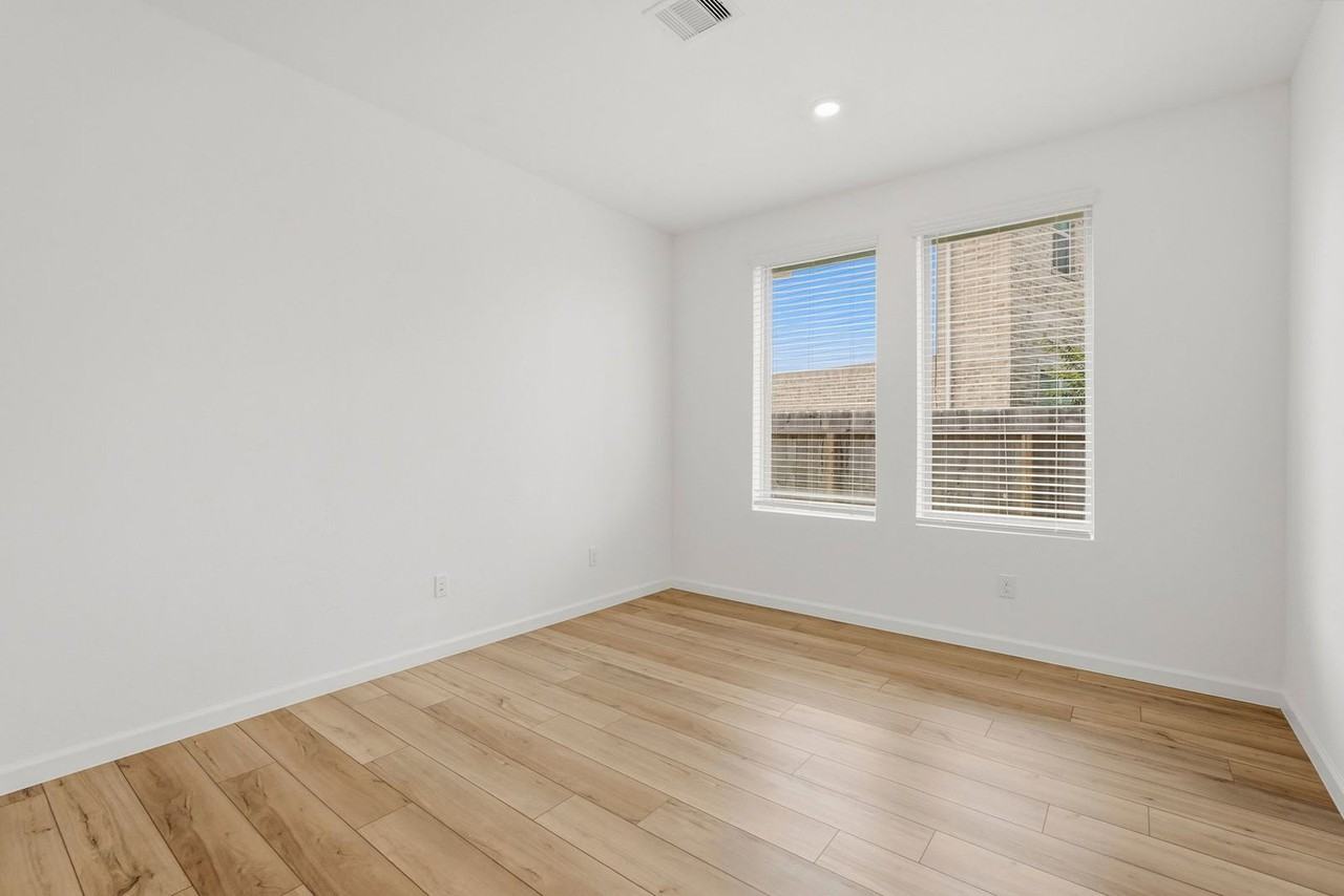 6407 Amberwood Dr - Photo 4 of 25