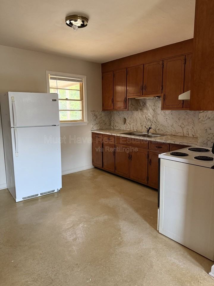 186 Eastview St - Photo 2 of 6
