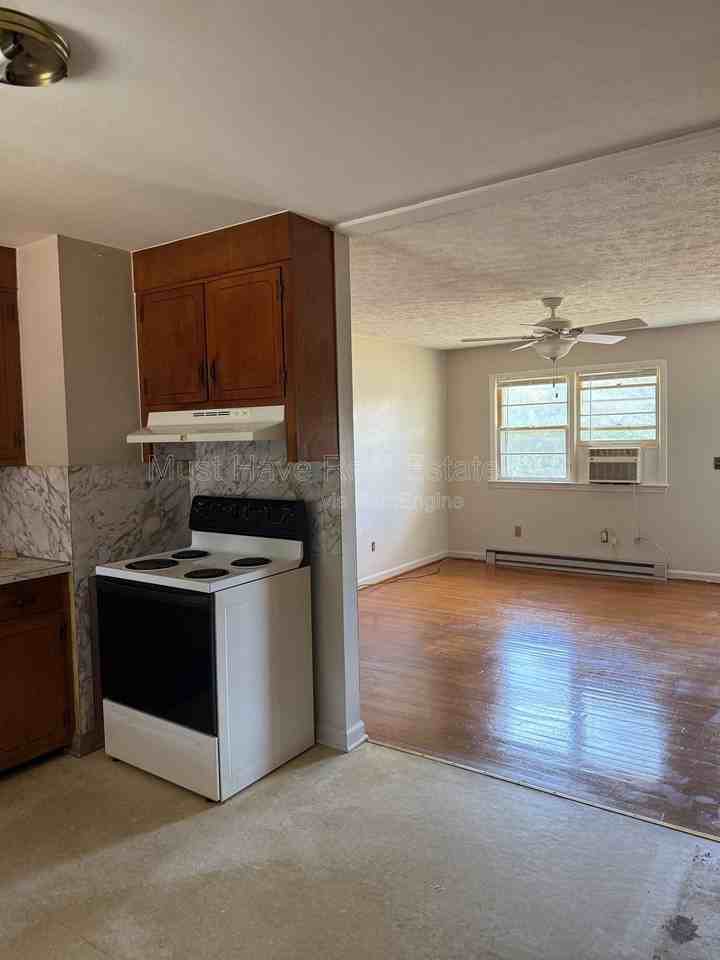 186 Eastview St - Photo 3 of 6