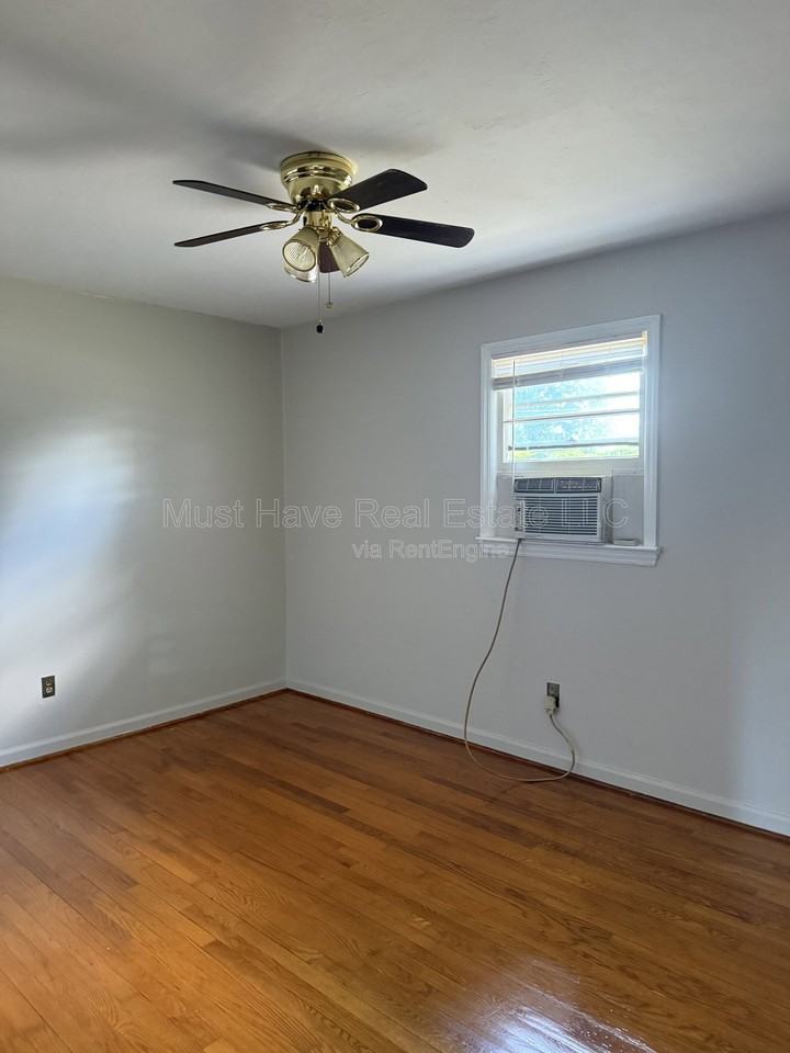 186 Eastview St - Photo 4 of 6